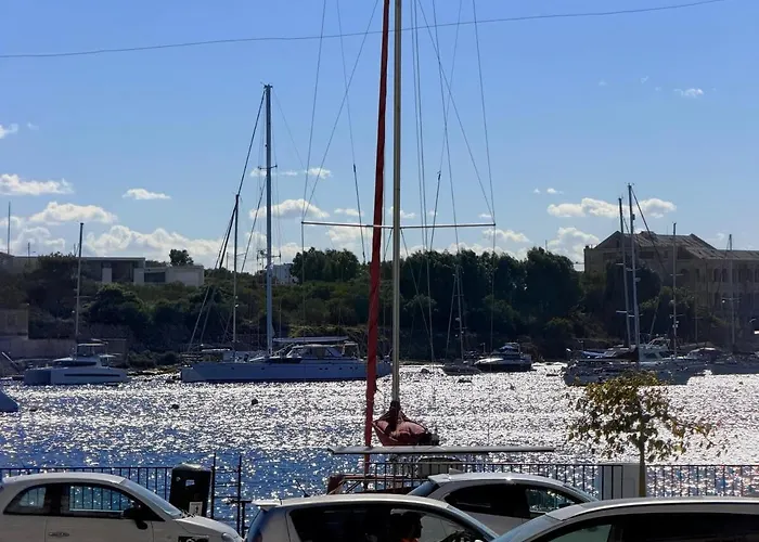 Stylish Maisonette Off The Seafront 아파트