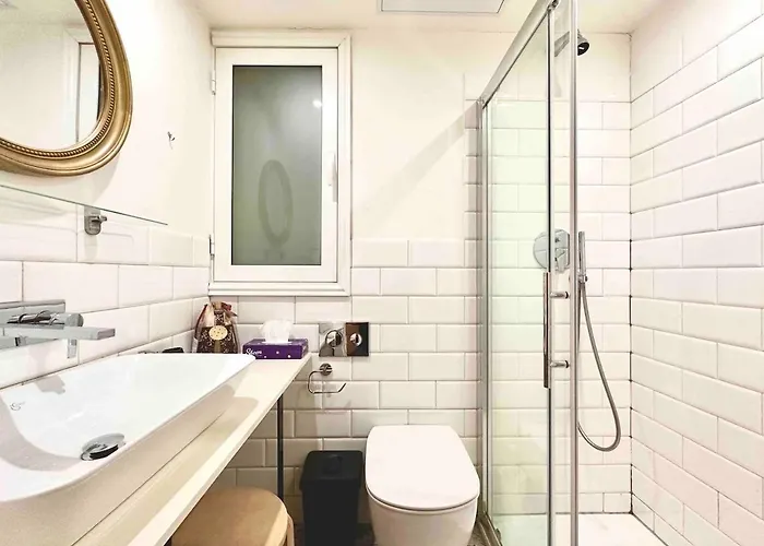 Stylish Maisonette Off The Seafront *