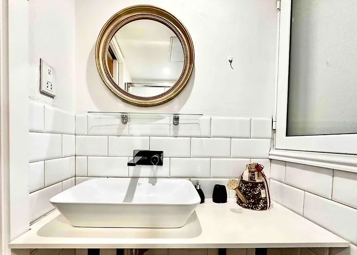 Stylish Maisonette Off The Seafront Daire Sliema