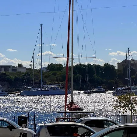 Stylish Maisonette Off The Seafront アパート